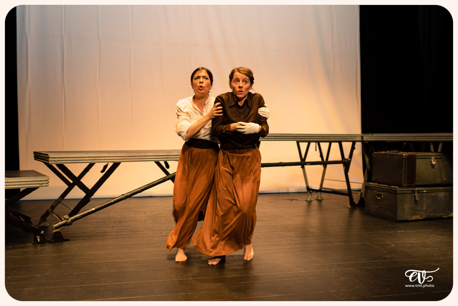 LA MESNIE H. - UN JOUR D'ÉTÉ